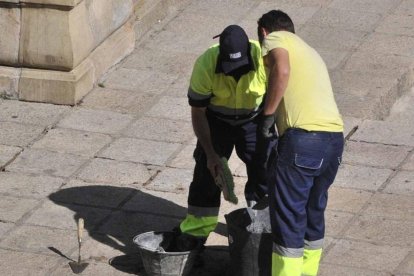 Trabajadores municipales en una imagen de archivo.