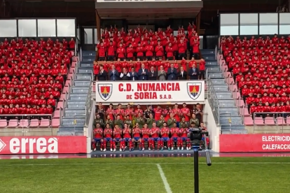 La tradicional foto de familia del Numancia se hacía este jueves en Los Pajaritos.