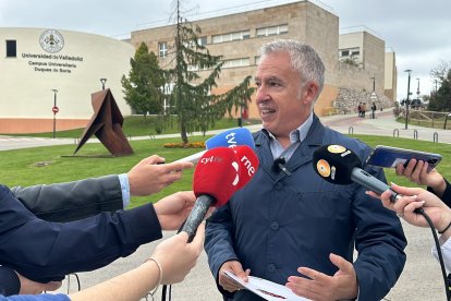 Ángel Ceña en la rueda de prensa frente al Campus de Soria.