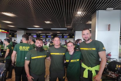 Los cuatro bomberos de la BRIF de Lubia en el aeropuerto.