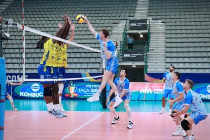 Olalla en una acción del partido ante Guaguas de la final de consolación de la Copa Ibérica.