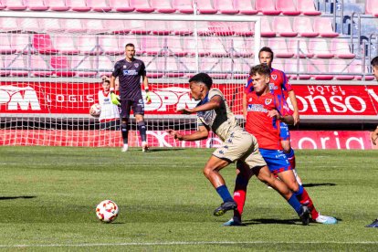 David Sanz en el partido del Numancia ante el Pontevedra en una acción con Dalisson.