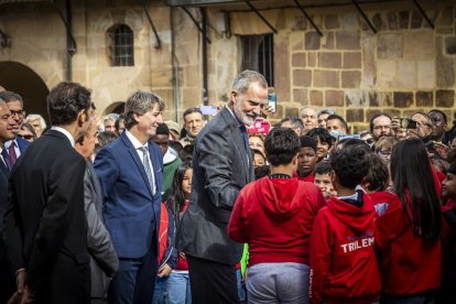 El Monarca saluda a los escolares sorianos a su llegada a la plaza Mayor.