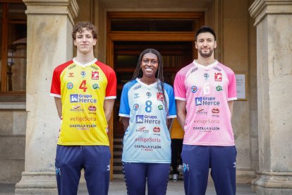 Los jugadores del club soriano Tomás Zazo, Isabel Konare y Fabián Flores posan con las elásticas de la presente temporada.