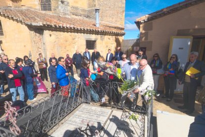 Un momento del acto celebrado ante la tumba de Leonor Izquierdo