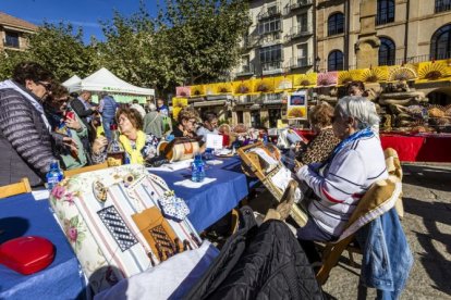 El XVI Encuentro de Encajeras de Bolillos se celebró en la plaza Mayor de Soria.