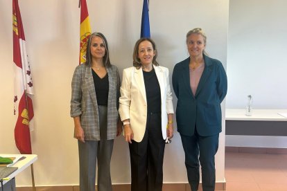 La investigadora del Centro para la Calidad de los Alimentos, Eva Guillamón; la presidenta del CSIC, Eloísa del Pino, yla directora del INIA-CSIC, Cristina Óvilo.