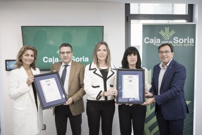 Entrega del reconocimiento a Caja Rural de Soria por parte de AENOR.