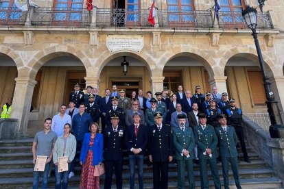 Agentes de la Policía Local, autoridades y miembros de otros cuerpos policiales tras el acto.