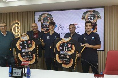 Representantes del C.V. Grupo Herce Río Duero y la Marca de Garantía del Torrezno de Soria durante la presentación de la camiseta.