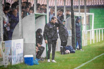 Carlos Carramiñana, en el banquillo de San Juan de Garray, mantiene al San José invicto en este inicio de temporada.