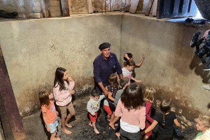 Niños pisando uva en un lagar de Langa.