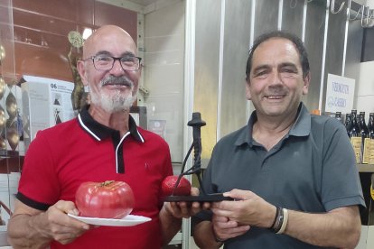 Fernando Jiménez, a la izquierda, y Carmelo Esteban, autor de la obra del premio.