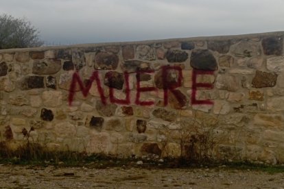 Escrito con amenazas de muerte en las instalaciones de la granja de Cidones (Soria).