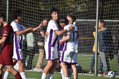 Los jugadores del filial rojillo celebran uno de los goles anotados.