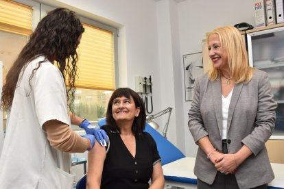 La doctora Elena del Vado recibe la vacuna.