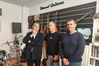 De izda a dcha, Santamaría, Bernal y García en el nuevo negocio Bernal Guitars en las Naves Nido de Soria.