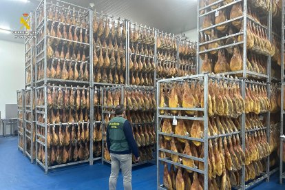 Un agente en el interior de la fábrica de jamones.