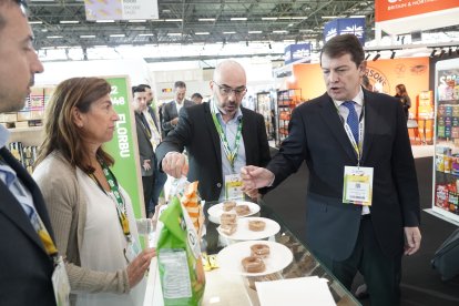 El presidente de la Junta de Castilla y León, Alfonso Fernández Mañueco, visita los distintos pabellones del Instituto para la Competitividad Empresarial de Castilla y León.