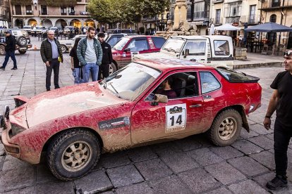 Uno de los vehículos de la Spain Classic Raid en la plaza Mayor.