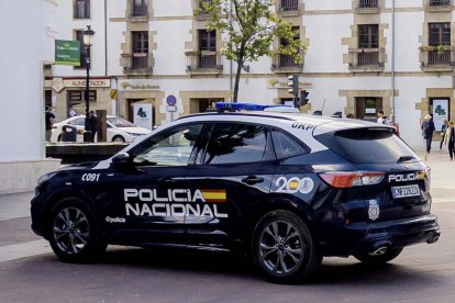 Vehículo de la Policía Nacional en el centro de la ciudad.