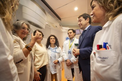 El presidente de la Junta participa en el acto de celebración del primer aniversario de la Unidad Satélite de Radioterapia de Ávila.