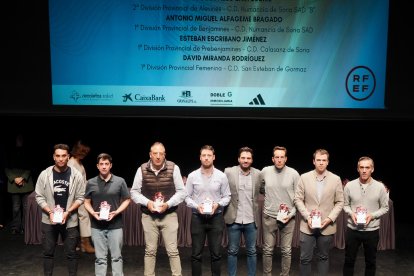 Algunos de los entrenadores de los equipos sorianos galardonados y que acudieron a la gala organizada por la RFCYLF