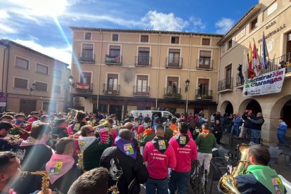 Concentración de charangas en la plaza Mayor de San Esteban.