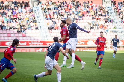 Jony pugna con Morcillo en un lance del juego ante el Marino de Luanco