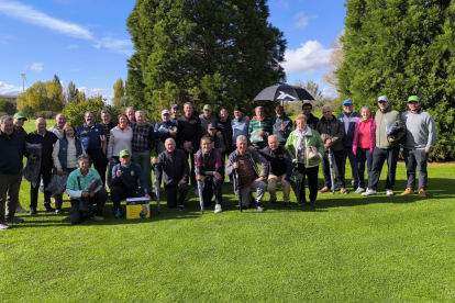 Foto de familia de los participantes en el torneo del Club de Golf Dehesa de Morón.