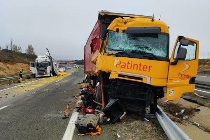 Estado de los dos camiones accidentados en Adradas.