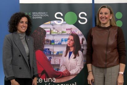 María Engracia Pérez (i) e Isabel Blanco presentan la campaña Farmacia Punto SOS.