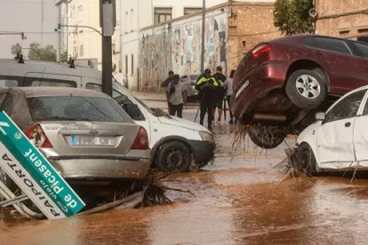 Estado en la que han quedado varios coches en Valencia tras el paso de la DANA.