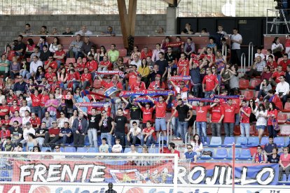 Las peñas del Numancia son las que dan colorido a Los Pajaritos en los días de partido.





FOTÓGRAFO: MARIO TEJEDOR HERNÁNDEZ   10/05/2014