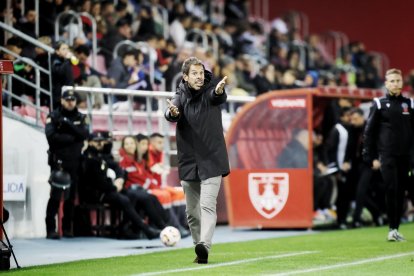 Aitor Calle da instrucciones a sus jugadores durante el encuentro ante el Sporting.