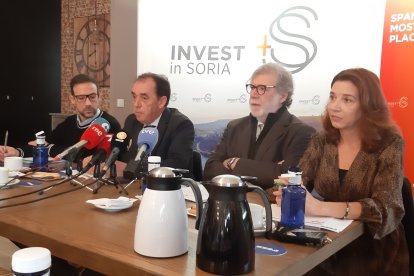 Sienes, Serrano, Aparicio y Fernández durante la rueda de prensa.