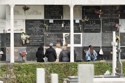 Visitas en el cementerio de León.