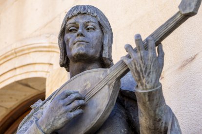 Estatua en la Diputación de Soria del Juglar del Cid.