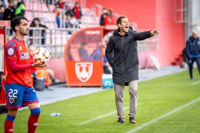 Aitor Calle da indicaciones a sus jugadores en el encuentro ante el Marino en Los Pajaritos.