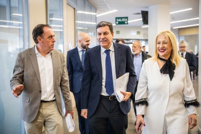 Benito Serrano, Carlos Fernández Carriedo y Yolanda de Gregorio antes de la reunión.