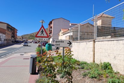 A la izquierda, el cuartel de la Guardia Civil de Medinaceli.