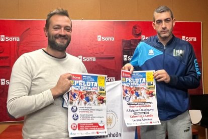 El concejal de Deportes de Soria, Manu Salvador, y el directivo del Club de Pelota Urbión, Emilio Cabrerizo, durante la presentación del torneo.