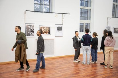 Estudiantes y profesores presentan la exposición.