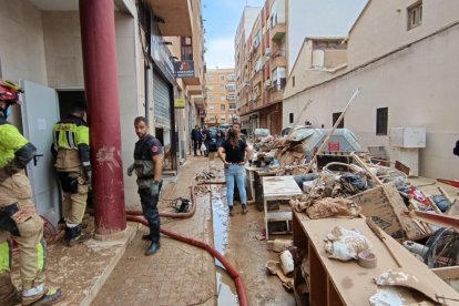 Bomberos de Soria interviniendo en una zona afectada gravemente por la DANA.