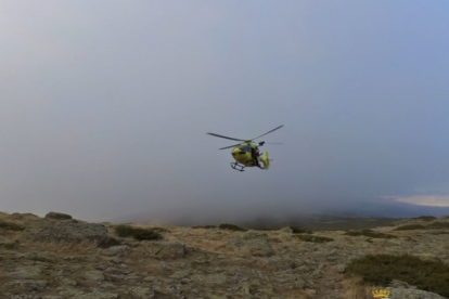 El helicóptero de rescate de la Junta evacúa a un joven lesionado en una pierna en una ruta por Guadarrama.