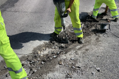 Obras en una junta de dilatación en la autovía A-15.