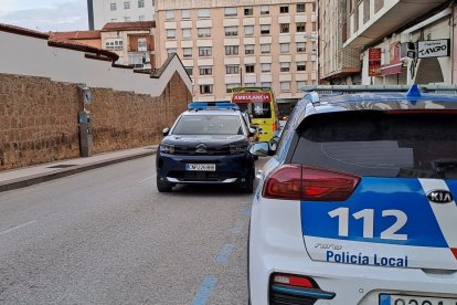 Vehículos policiales y una UVI móvil en la zona donde ocurrieron los hechos.