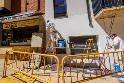 Trabajadores pintando un edificio en Soria.