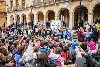 Alumnos del CEIP Infantes de Lara durante su actividad en la Plaza Mayor