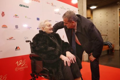 Teresa 'La Pelaya' de Ágreda junto al presidente de la Cámara, Alberto Santamaría.